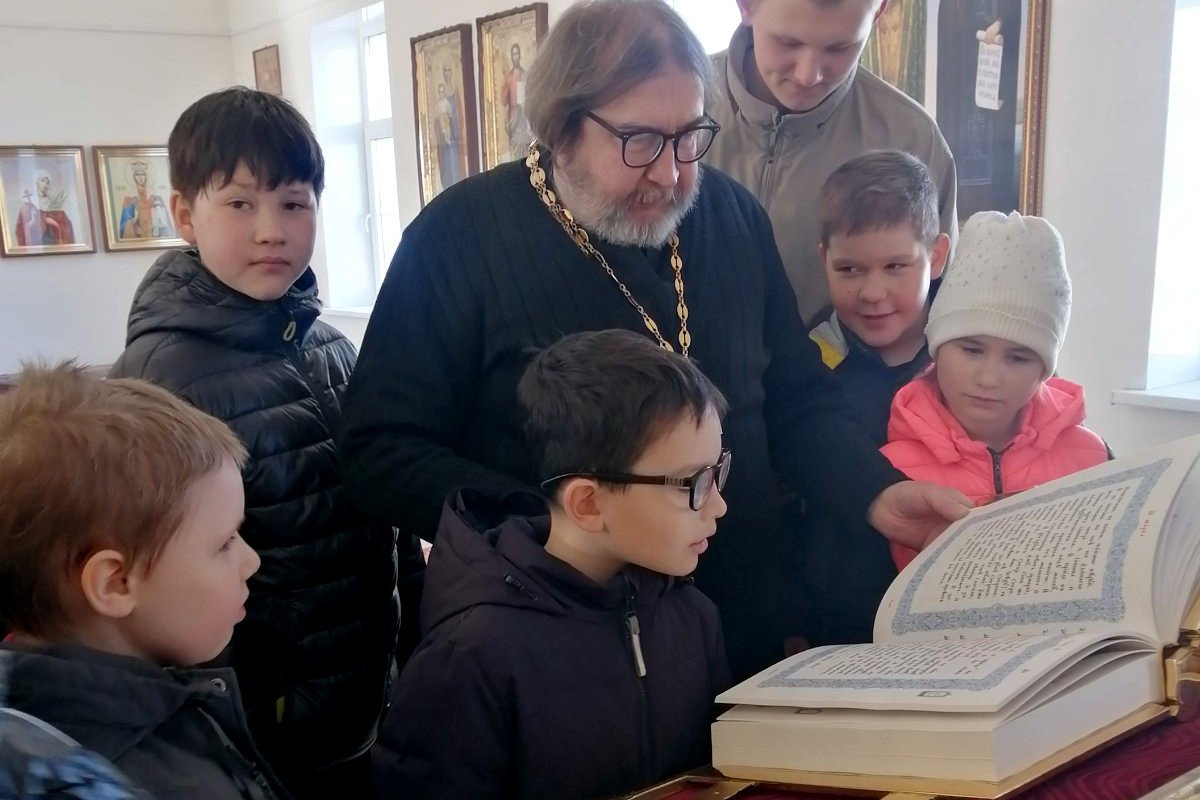 В Иваках школьники отметили День православной книги